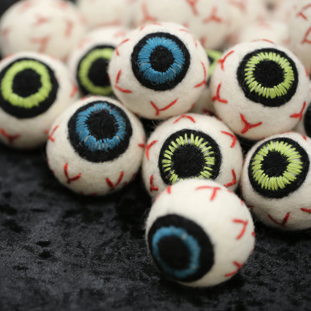 Spook-tacular Felt Eyeballs for Halloween Fun! 🎃👀 #HalloweenDecor #CraftyVibes