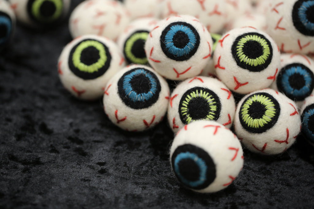 Spook-tacular Felt Eyeballs for Halloween Fun! 🎃👀 #HalloweenDecor #CraftyVibes