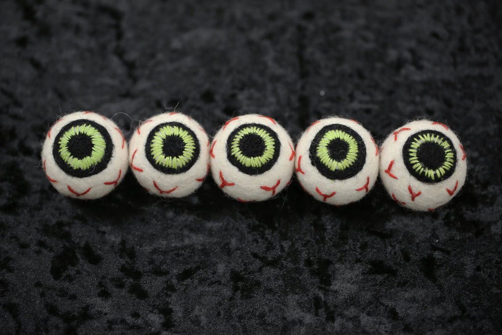 Spook-tacular Felt Eyeballs for Halloween Fun! 🎃👀 #HalloweenDecor #CraftyVibes